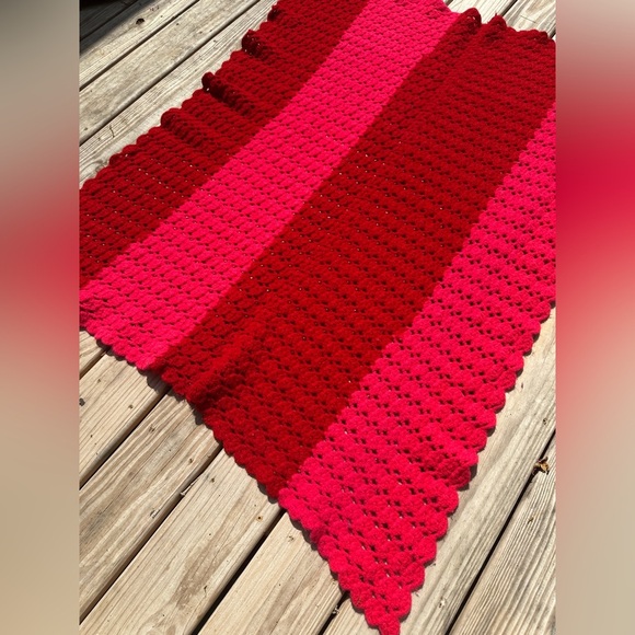 VINTAGE 1970’s Red and Pink Crochet Blanket - Picture 5 of 5